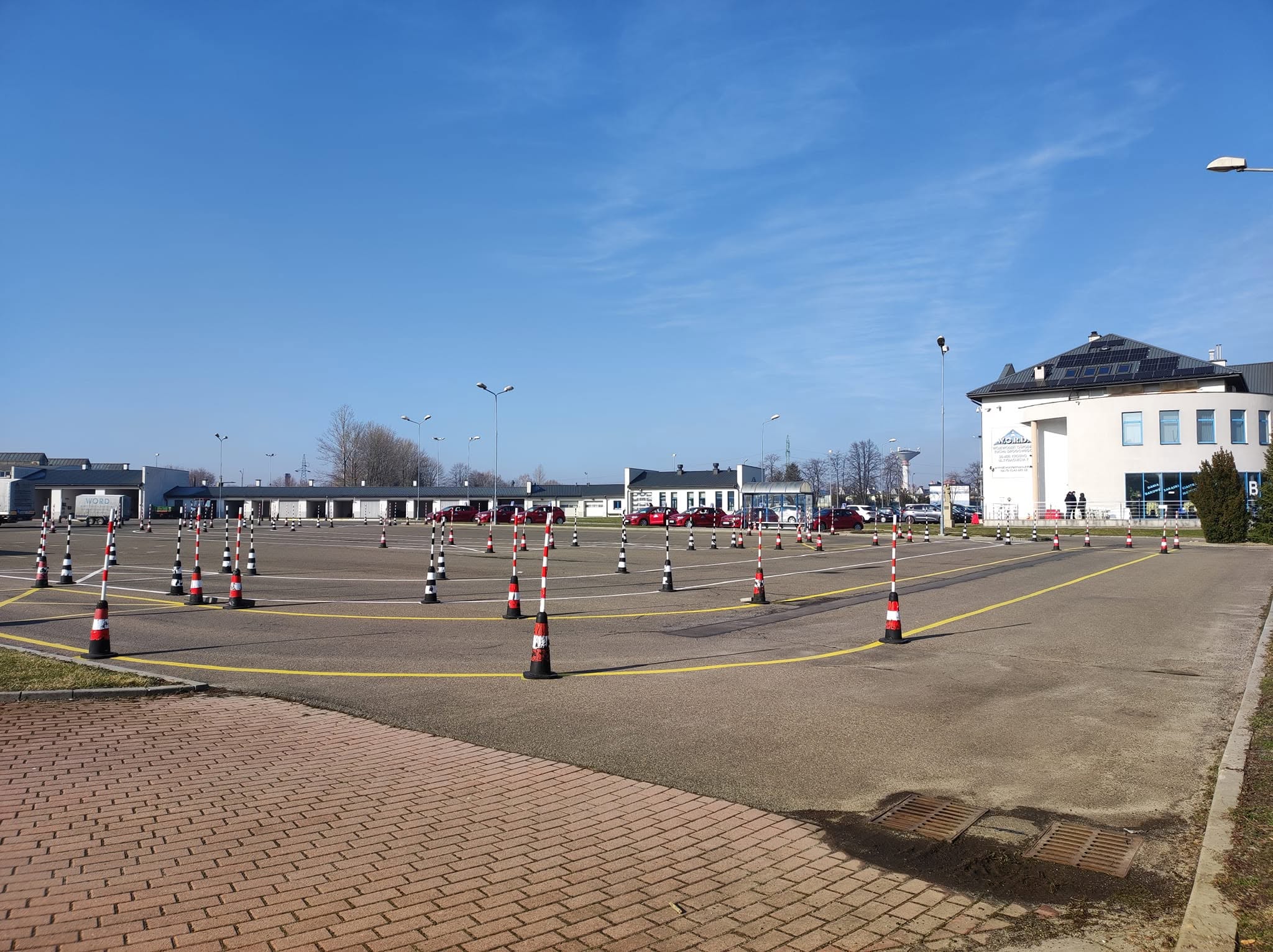 Plac egzaminacyjny WORD z pachołkami